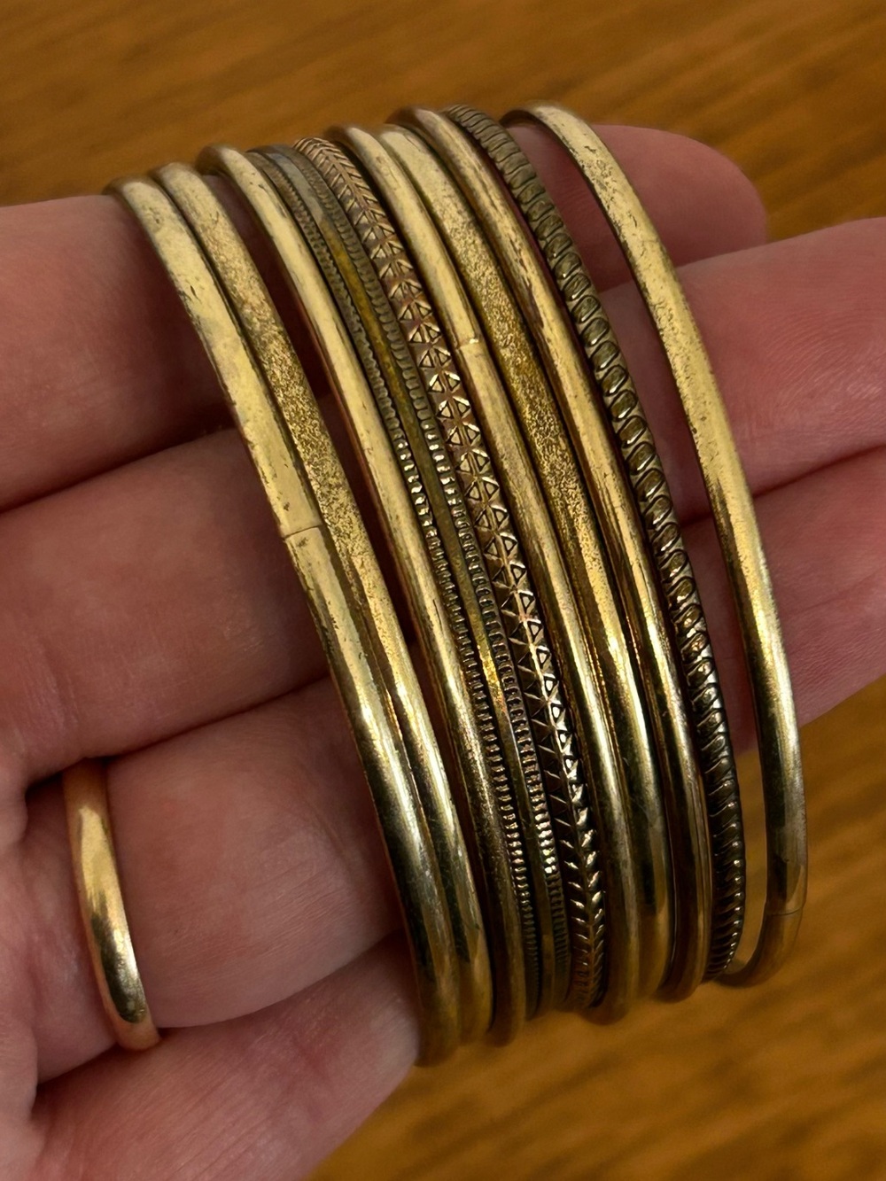 VINTAGE  STACKABLE GOLD TONED METAL BANGLE BRACELET SET OF 10